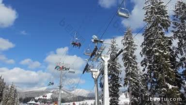 滑雪缆车载着滑雪者在被雪覆盖的<strong>圣诞</strong>树上移动